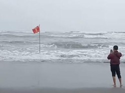 Wisatawan Hilang Terseret Rip Current Parangtritis Saat Coba Selamatkan Teman