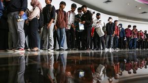 Potret Anak Muda Ramai-ramai Antre demi Cepat Dapat Kerja