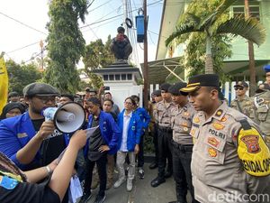 Mahasiswa Unjuk Rasa di Halaman DPRD, Kiritisi Semrawutnya Kota Sukabumi Mahasiswa Unjuk Rasa di Halaman DPRD, Kiritisi Semrawutnya Kota Sukabumi