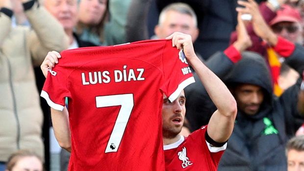 Soccer Football - Premier League - Liverpool v Nottingham Forest - Anfield, Liverpool, Britain - October 29, 2023  Liverpool's Diogo Jota holds up a shirt in support of Liverpool's Luis Diaz as he celebrates scoring their first goal REUTERS/Scott Heppell NO USE WITH UNAUTHORIZED AUDIO, VIDEO, DATA, FIXTURE LISTS, CLUB/LEAGUE LOGOS OR 'LIVE' SERVICES. ONLINE IN-MATCH USE LIMITED TO 45 IMAGES, NO VIDEO EMULATION. NO USE IN BETTING, GAMES OR SINGLE CLUB/LEAGUE/PLAYER PUBLICATIONS.
