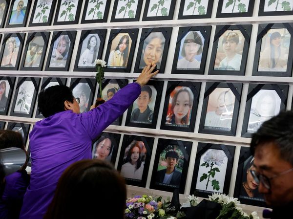 Duka Keluarga Korban Saat Peringatan 1 Tahun Tragedi Itaewon