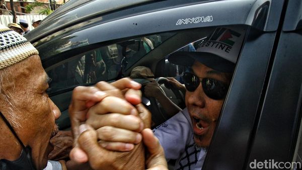 Ekspresi Simpatisan Sambut Pembebasan Munarman