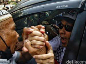Ekspresi Simpatisan Sambut Pembebasan Munarman