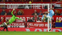 Haaland yang tidak terkawal seakan melayang di udara sebelum akhirnya menanduk bola. Foto: REUTERS/MOLLY DARLINGTON