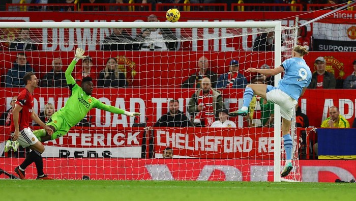 Erling Haaland vs MU Soccer Football - Premier League - Manchester United v Manchester City - Old Trafford, Manchester, Britain - October 29, 2023 Manchester City's Erling Braut Haaland scores their second goal REUTERS/Molly Darlington NO USE WITH UNAUTHORIZED AUDIO, VIDEO, DATA, FIXTURE LISTS, CLUB/LEAGUE LOGOS OR 'LIVE' SERVICES. ONLINE IN-MATCH USE LIMITED TO 45 IMAGES, NO VIDEO EMULATION. NO USE IN BETTING, GAMES OR SINGLE CLUB/LEAGUE/PLAYER PUBLICATIONS.