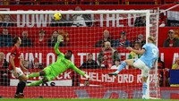 Kiper MU Andre Onana tidak kuasa menghentikan bola. Foto: REUTERS/MOLLY DARLINGTON