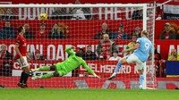 Itu menjadi gol kedua Haaland ke gawang Onana dalam pertandingan. Haaland sebelumnya bikin gol lewat penalti. Foto: REUTERS/MOLLY DARLINGTON