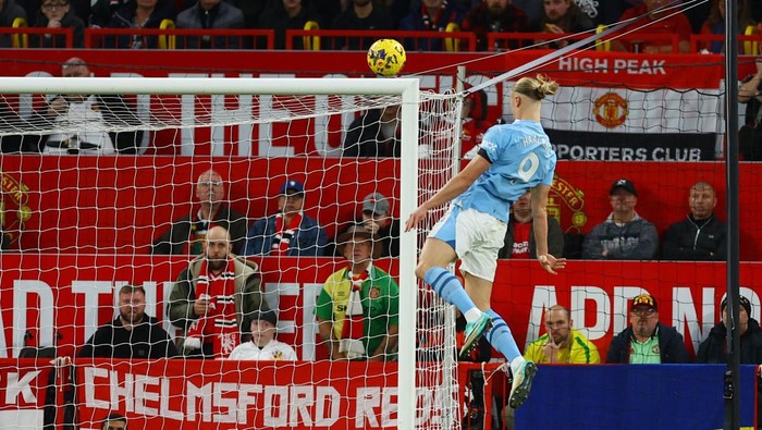 Erling Haaland vs MU Soccer Football - Premier League - Manchester United v Manchester City - Old Trafford, Manchester, Britain - October 29, 2023 Manchester City's Erling Braut Haaland scores their second goal REUTERS/Molly Darlington NO USE WITH UNAUTHORIZED AUDIO, VIDEO, DATA, FIXTURE LISTS, CLUB/LEAGUE LOGOS OR 'LIVE' SERVICES. ONLINE IN-MATCH USE LIMITED TO 45 IMAGES, NO VIDEO EMULATION. NO USE IN BETTING, GAMES OR SINGLE CLUB/LEAGUE/PLAYER PUBLICATIONS.