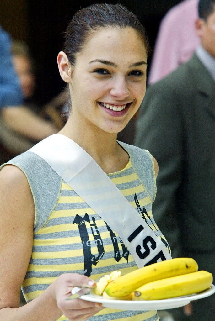 Miss Israel Gal Gadot walks on the stage in nightgown during the first official presentation with the panel of judges in Quito, 27 May 2004. The Miss Universe 2004 contest will take place on 01 June. AFP PHOTO/RODRIGO BUENDIA (Photo by RODRIGO BUENDIA / AFP)