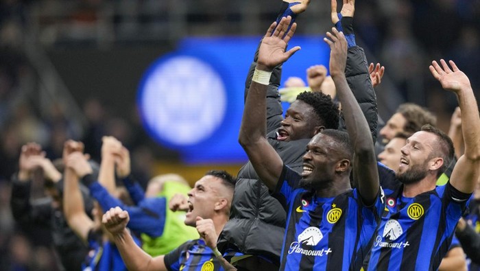 Inter players greet fans at the end of the Serie A soccer match between Inter Milan and Roma at the San Siro Stadium, in Milan, Italy, Sunday, Oct. 29, 2023. (AP Photo/Antonio Calanni)