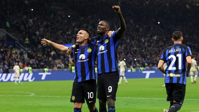 Soccer Football - Serie A - Inter Milan v AS Roma - San Siro, Milan, Italy - October 29, 2023 Inter Milans Marcus Thuram celebrates scoring their first goal with Lautaro Martinez REUTERS/Claudia Greco