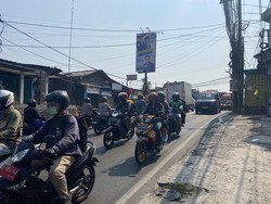 Anies Janji Perbaiki Jalan Sawangan, Warga: Jalan Tak Rusak, Tapi Sempit