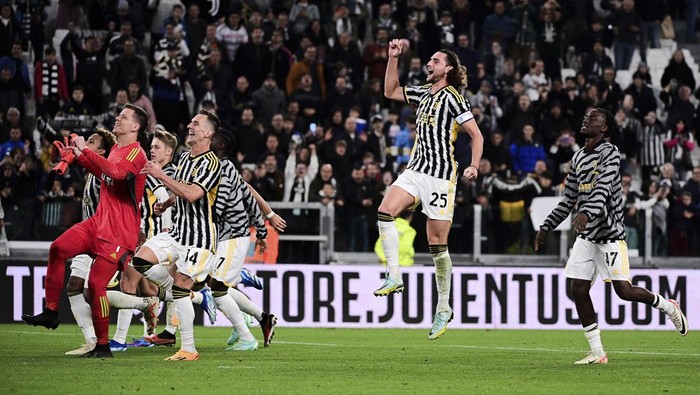 Juventus players celebrate at the end of the Serie A soccer match between  Juventus and Hellas Verona at Allianz Stadium, Turin, Italy, Saturday Oct. 28, 2023. (Marco Alpozzi/LaPresse via AP)