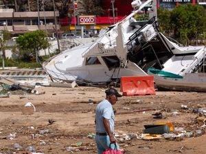Kapal-kapal di Meksiko Terdampar Usai Terseret Badai Otis