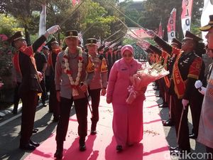 Tradisi Pedang Pora Sambut Kedatangan Kapolda Jatim Irjen Imam Sugianto Tradisi Pedang Pora Sambut Kedatangan Kapolda Jatim Irjen Imam Sugianto