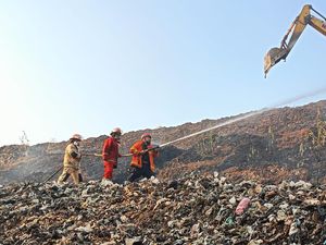 Damkar Bekasi: Kebakaran TPST Bantargebang Diduga karena Gas Metan