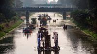 Kemeriahan Pawai Lumbung Sungai di BKT
