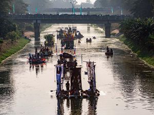 Kemeriahan Pawai Lumbung Sungai di BKT Kemeriahan Pawai Lumbung Sungai di BKT