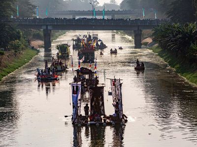 Kemeriahan Pawai Lumbung Sungai di BKT