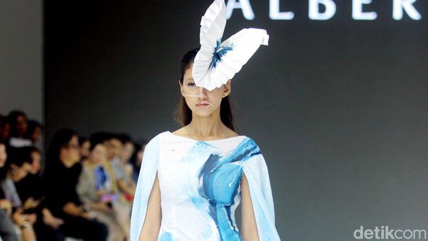 10 Koleksi Albert Yanuar di JFW 2024, Busana Terinspirasi Pantai dan Laut