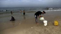 Krisis Air Bersih, Warga Gaza Mandi dan Nyuci di Pantai