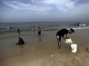 Krisis Air Bersih, Warga Gaza Mandi dan Nyuci di Pantai