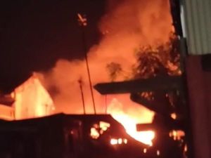 Petugas Damkar Makassar Dipukul Saat Padamkan Kebakaran di Jalan Muh Tahir Petugas Damkar Makassar Dipukul Saat Padamkan Kebakaran di Jalan Muh Tahir