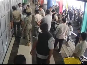 PD Pasar Makassar Buka Paksa Pintu Pasar Butung gegara Digembok Eks Pengelola PD Pasar Makassar Buka Paksa Pintu Pasar Butung gegara Digembok Eks Pengelola