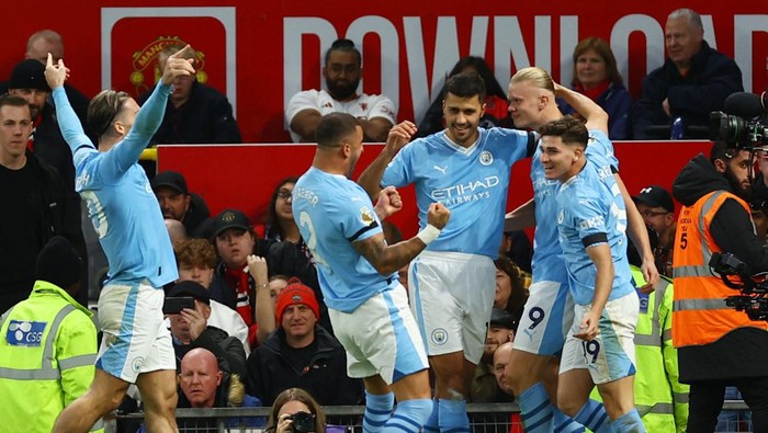 Soccer Football - Premier League - Manchester United v Manchester City - Old Trafford, Manchester, Britain - October 29, 2023  Manchester Citys Erling Braut Haaland celebrates scoring their second goal with teammates REUTERS/Molly Darlington NO USE WITH UNAUTHORIZED AUDIO, VIDEO, DATA, FIXTURE LISTS, CLUB/LEAGUE LOGOS OR LIVE SERVICES. ONLINE IN-MATCH USE LIMITED TO 45 IMAGES, NO VIDEO EMULATION. NO USE IN BETTING, GAMES OR SINGLE CLUB/LEAGUE/PLAYER PUBLICATIONS.
