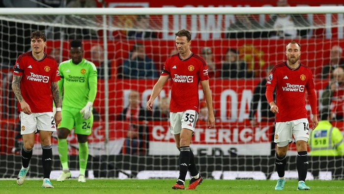 Soccer Football - Premier League - Manchester United v Manchester City - Old Trafford, Manchester, Britain - October 29, 2023  Manchester Uniteds Jonny Evans, Victor Lindelof and Christian Eriksen react after Manchester Citys Erling Braut Haaland scores their second goal REUTERS/Molly Darlington NO USE WITH UNAUTHORIZED AUDIO, VIDEO, DATA, FIXTURE LISTS, CLUB/LEAGUE LOGOS OR LIVE SERVICES. ONLINE IN-MATCH USE LIMITED TO 45 IMAGES, NO VIDEO EMULATION. NO USE IN BETTING, GAMES OR SINGLE CLUB/LEAGUE/PLAYER PUBLICATIONS.