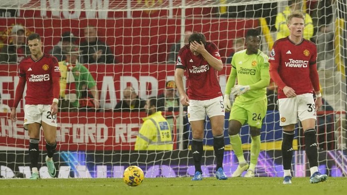 Manchester United players react after Manchester Citys Phil Foden scored his sides third goal during the English Premier League soccer match between Manchester United and Manchester City at Old Trafford stadium in Manchester, England, Sunday, Oct. 29, 2023. (AP Photo/Dave Thompson)