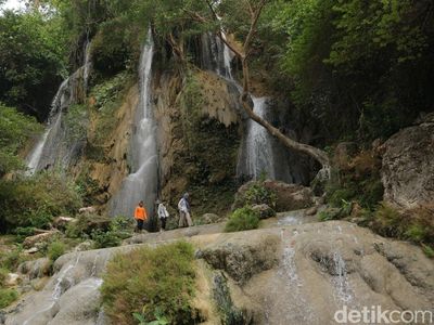 Melihat Keindahan Air Terjun Sri Gethuk