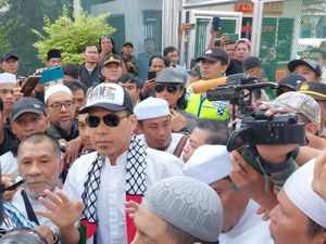Kenakan Topi dan Syal Save Palestine, Munarman Bebas dari Lapas Salemba