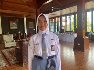 Kisah Nur Azizah, Anak Petani Nira yang Dapat Beasiswa Zulhas di Lampung