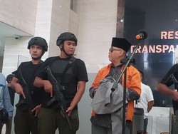 Panji Gumilang Dikawal Polisi Bersenjata Saat Dilimpahkan ke Kejari Indramayu