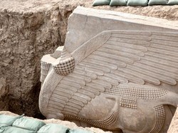 Patung Dewa Bertubuh Banteng di Irak Ini Bobotnya 18 Ton