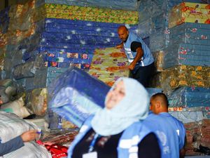 PBB Distribusikan Kasur Untuk Korban di Gaza