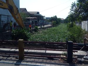 Langkah Khofifah Mitigasi Banjir Lewat Aksi Bersih-bersih Sungai