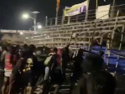 Aksi Bar-bar Penonton Voli di Lamongan Ngamuk Robohkan Tribun