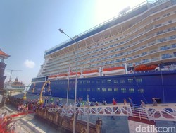 Kapal Pesiar Raksasa Bawa Ribuan Penumpang Sandar di Benoa Bali