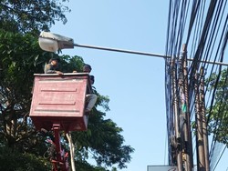 Dishub Badung Nyicil Perbaiki Lampu Jalan 2 Tahun Rusak
