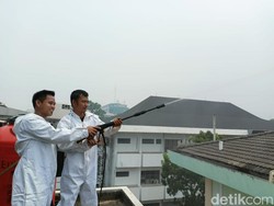 DLHP Sumsel Semprotkan Ecoenzyme Atasi Kabut Asap Pekat di Palembang