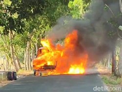 Pikap Muat Solar Hangus Terbakar di Bojonegoro