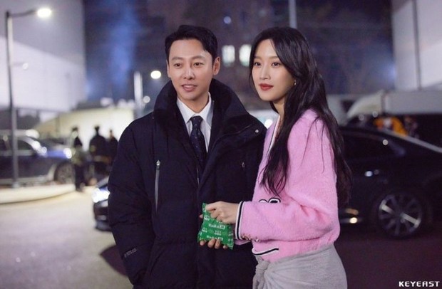 Potret Kim Dong Wook dan Moon Ga Young dalam drama Shooting Stars/ Foto: instagram.com/keyeastofficial Potret Kim Dong Wook dan Moon Ga Young dalam drama Shooting Stars