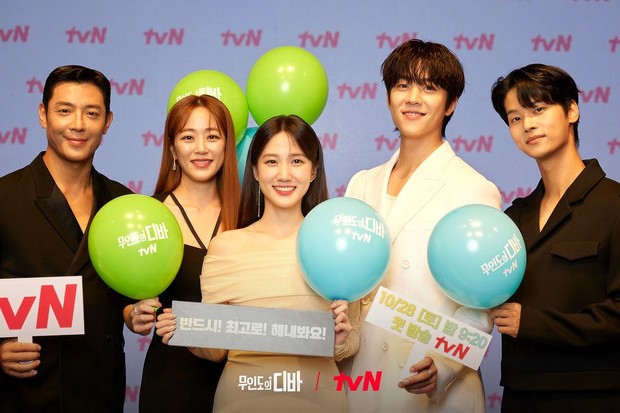 Potret para pemeran utama drama Castaway Diva