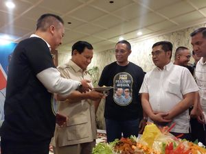 Prabowo Hadir Peresmian Posko Relawan Pagi, Diberi Potongan Nasi Tumpeng Prabowo Hadir Peresmian Posko Relawan Pagi, Diberi Potongan Nasi Tumpeng