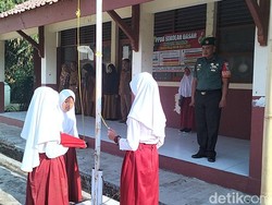 Babinsa Pergi Sekolah, Kala Prajurit Emban Tugas Khusus di Karawang