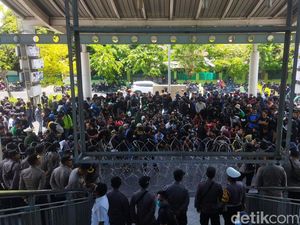 Ratusan Bonek Demo di Kantor Persebaya Teriakkan Yahya Out