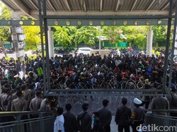 Ratusan Bonek Demo di Kantor Persebaya Teriakkan Yahya Out
