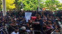 Protes Lantang Bonek Demo Kantor Persebaya